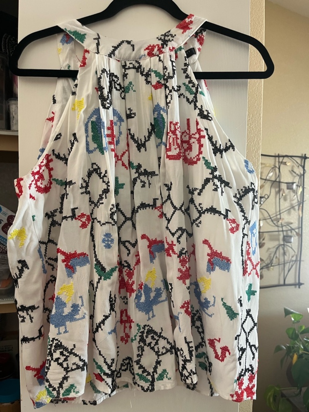Romeo Juliet Couture
Embroidery Sleeveless Top -M